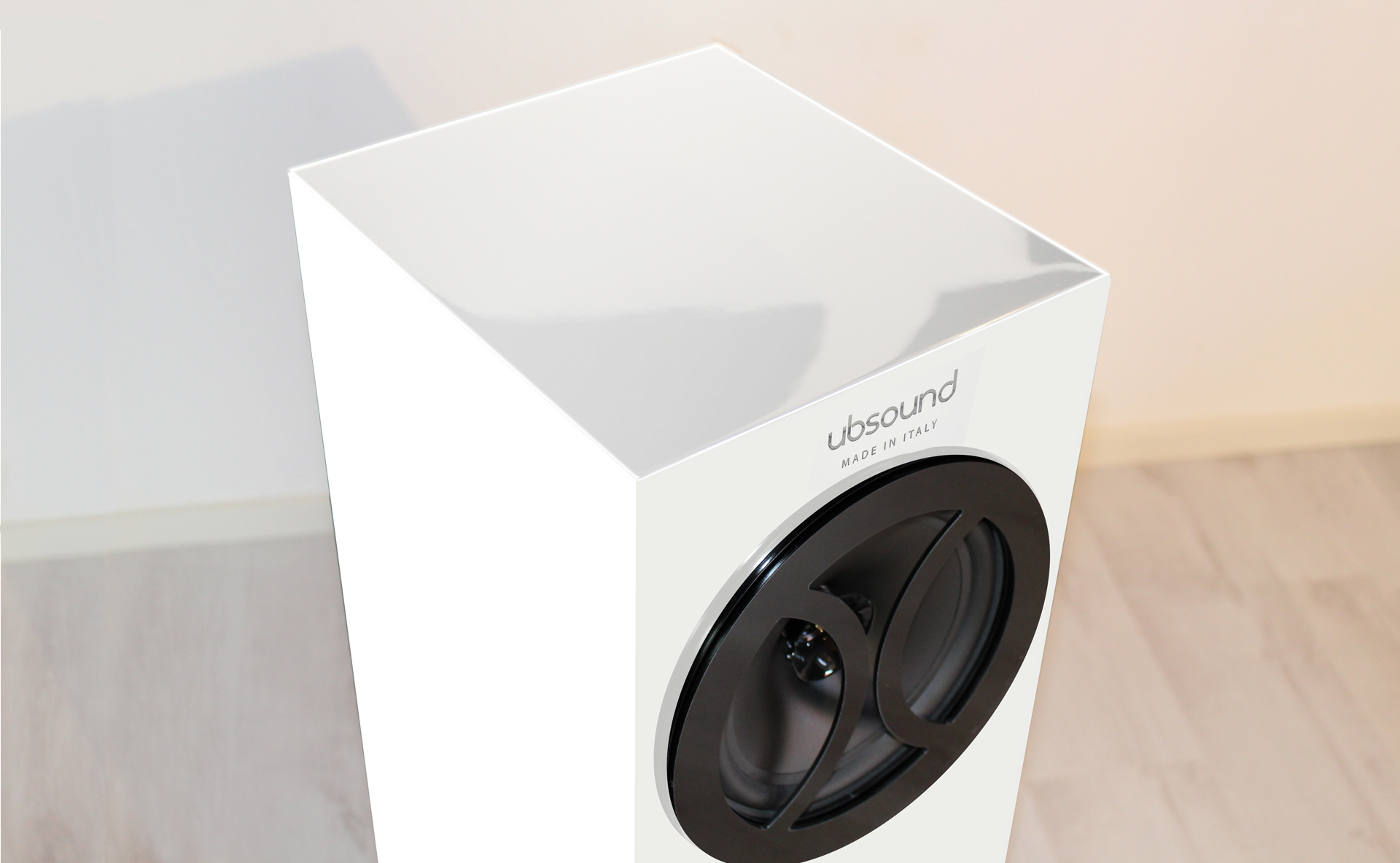 Enceintes_large_bande_blanc